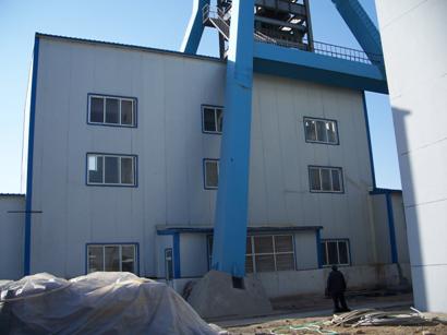 趙官煤礦副井鋼結構廠房頂升糾偏