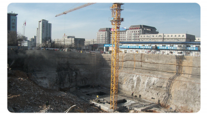 千佛山醫院保健綜合樓基坑復合土釘墻支護，基坑深度最大21m ( 2012年)